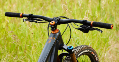 Wolf Tooth Echo lock-on grips fitted to mountainbike bar