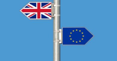 brexit Union Jack pointing one way, EU flag pointing in the opposite direction