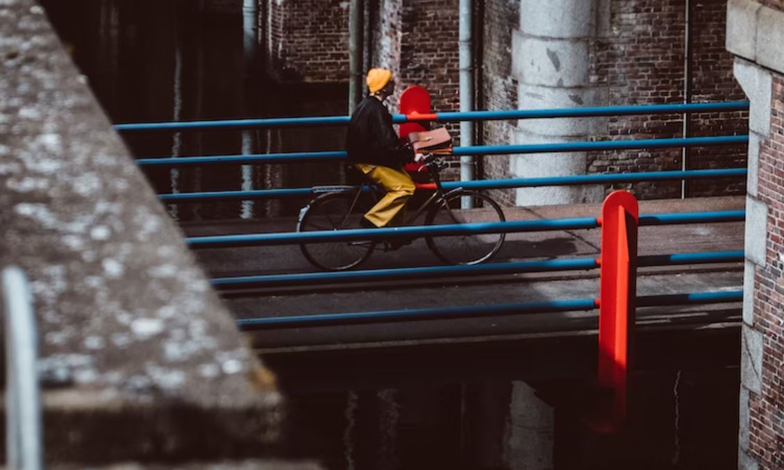 cycling cyclist urban commuter