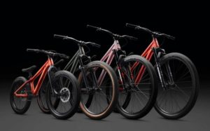קו אופניים מיוחד מסדרה 4 P.  צילום בסגנון רינדור דיגיטלי עם רקע כהה מאוד ודועך לקדמה בהירה יותר