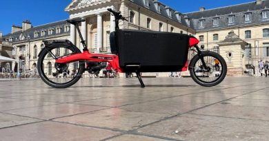 Douze x Toyota Verso eCargo bike in grand French square setting with grand building in background