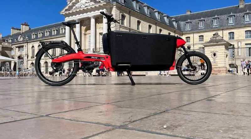 Douze x Toyota Verso eCargo bike in grand French square setting with grand building in background